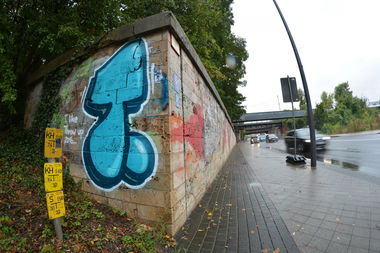 Graffiti Bombing - Photo by NOIIO3 - tups, tup (2016)