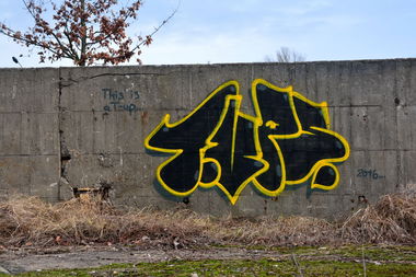 Graffiti Bombing in Frankfurt (Oder) - Photo by NOIIO3 - tups, thisisatup, throwie (2016)