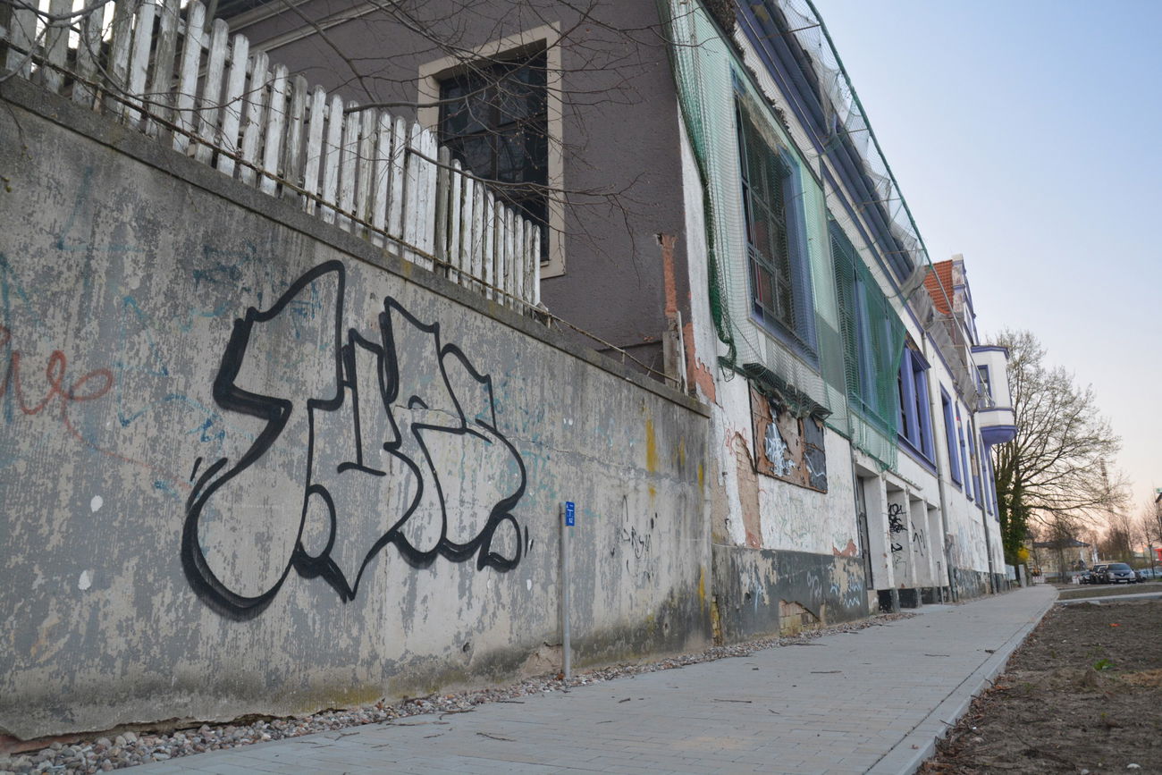 Graffiti Bombing - Photo by NOIIO3 - tups, tup