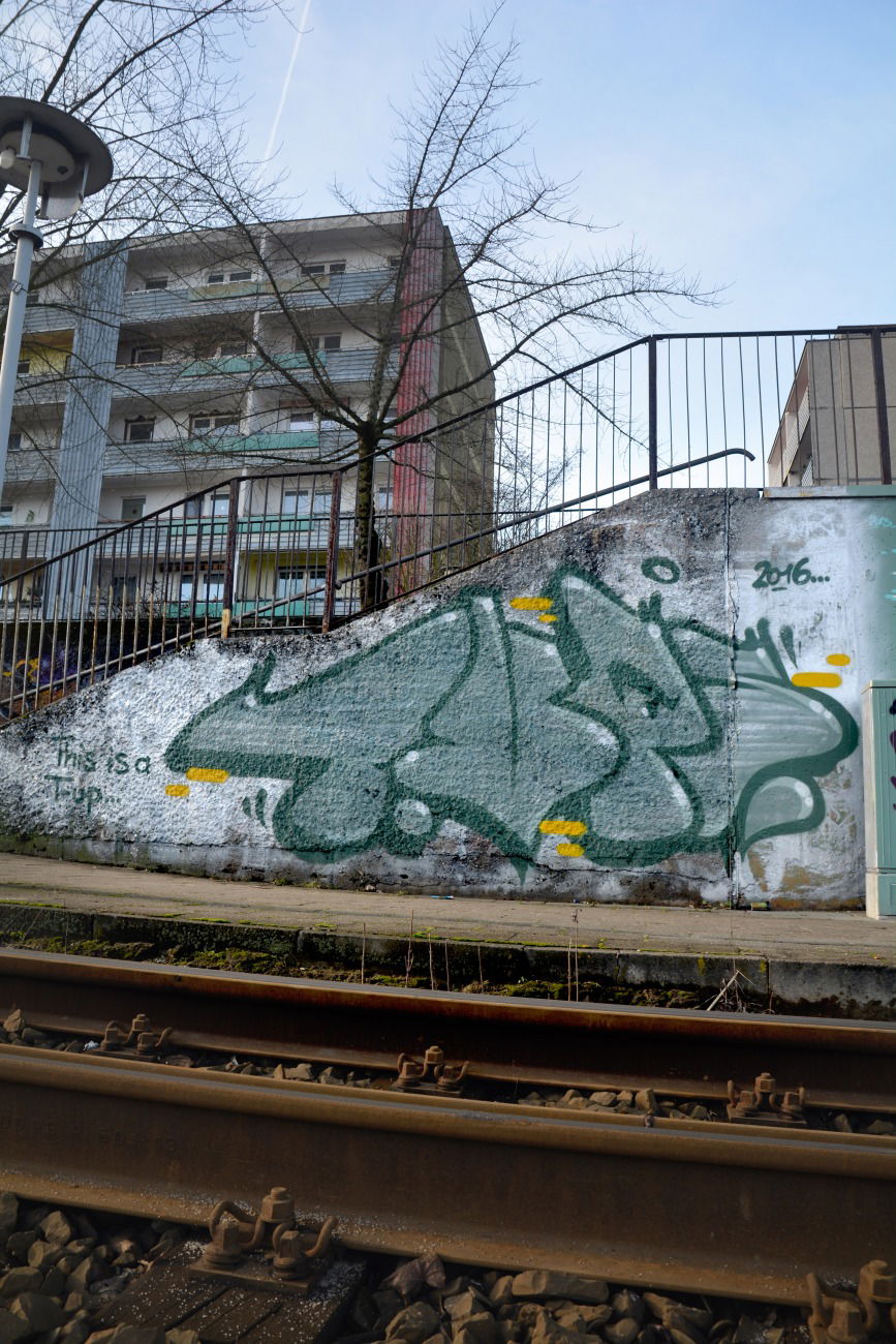 Graffiti Bombing in Frankfurt (Oder) - Photo by NOIIO3 - tups, thisisatup, throwie (2016)