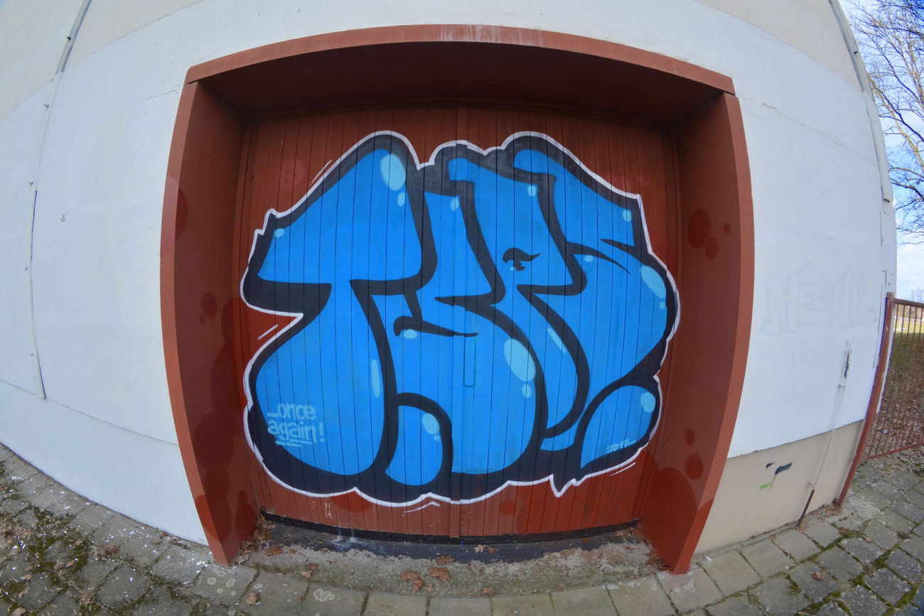 Graffiti in Frankfurt (Oder) - Photo by NOIIO3 - tups, thisisathrowup, throwup (2017)