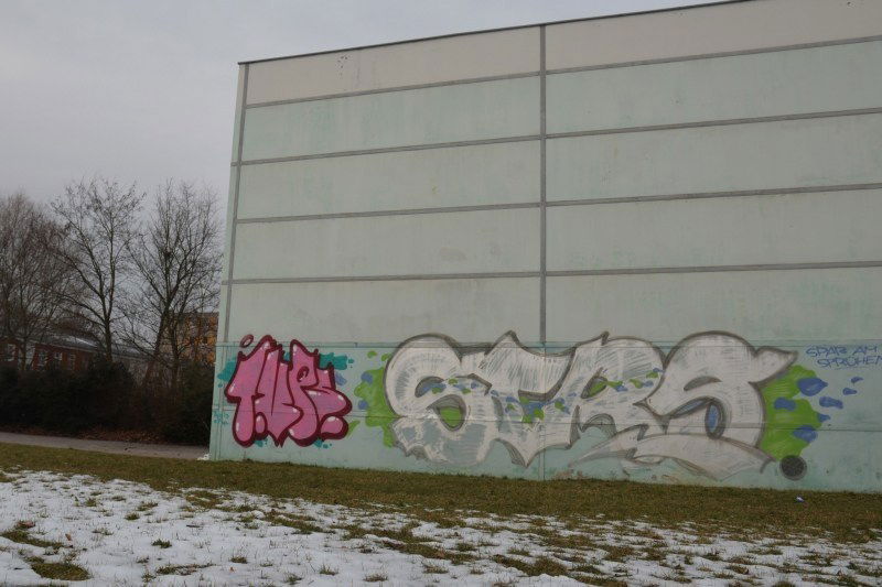 Graffiti Bombing - Photo by NOIIO3 - tups, tup, throwup (2016)