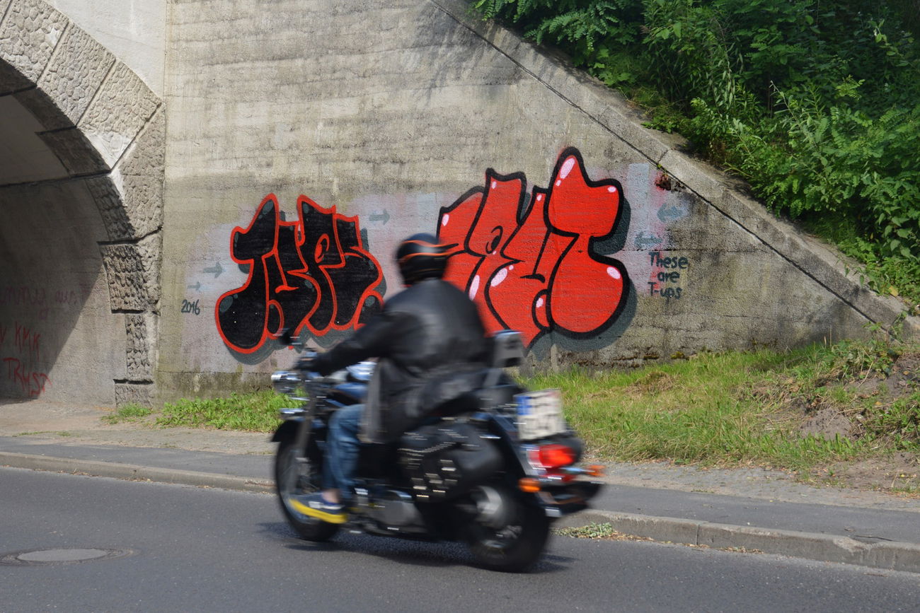 Graffiti Bombing - Photo by NOIIO3 - tups, tup (2016)