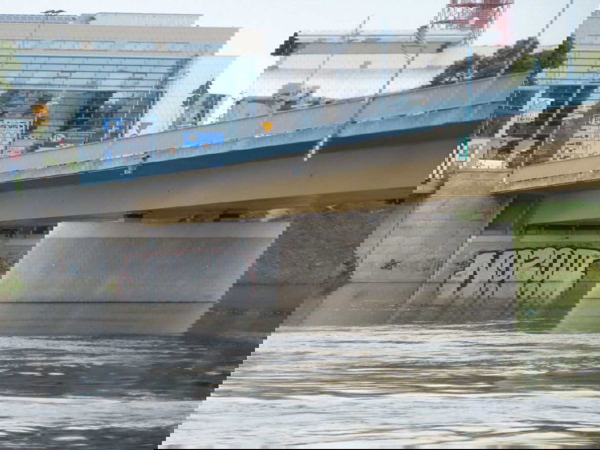 Graffiti Bombing - Photo by NOIIO3 (2011)