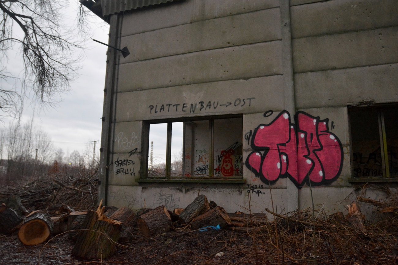 Graffiti Wall - Photo by NOIIO3 - tup, tups, throwup (2016)