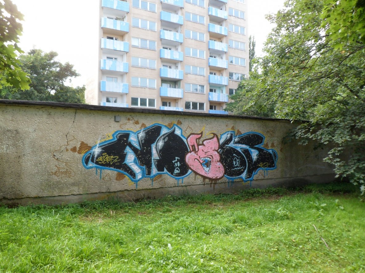 Graffiti Wall - Photo by NOIIO3 - no2, notwo, number2 (2012)