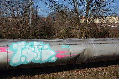 Graffiti Bombing in Frankfurt (Oder) - Photo by NOIIO3 - tups, tup, throwie (2016)