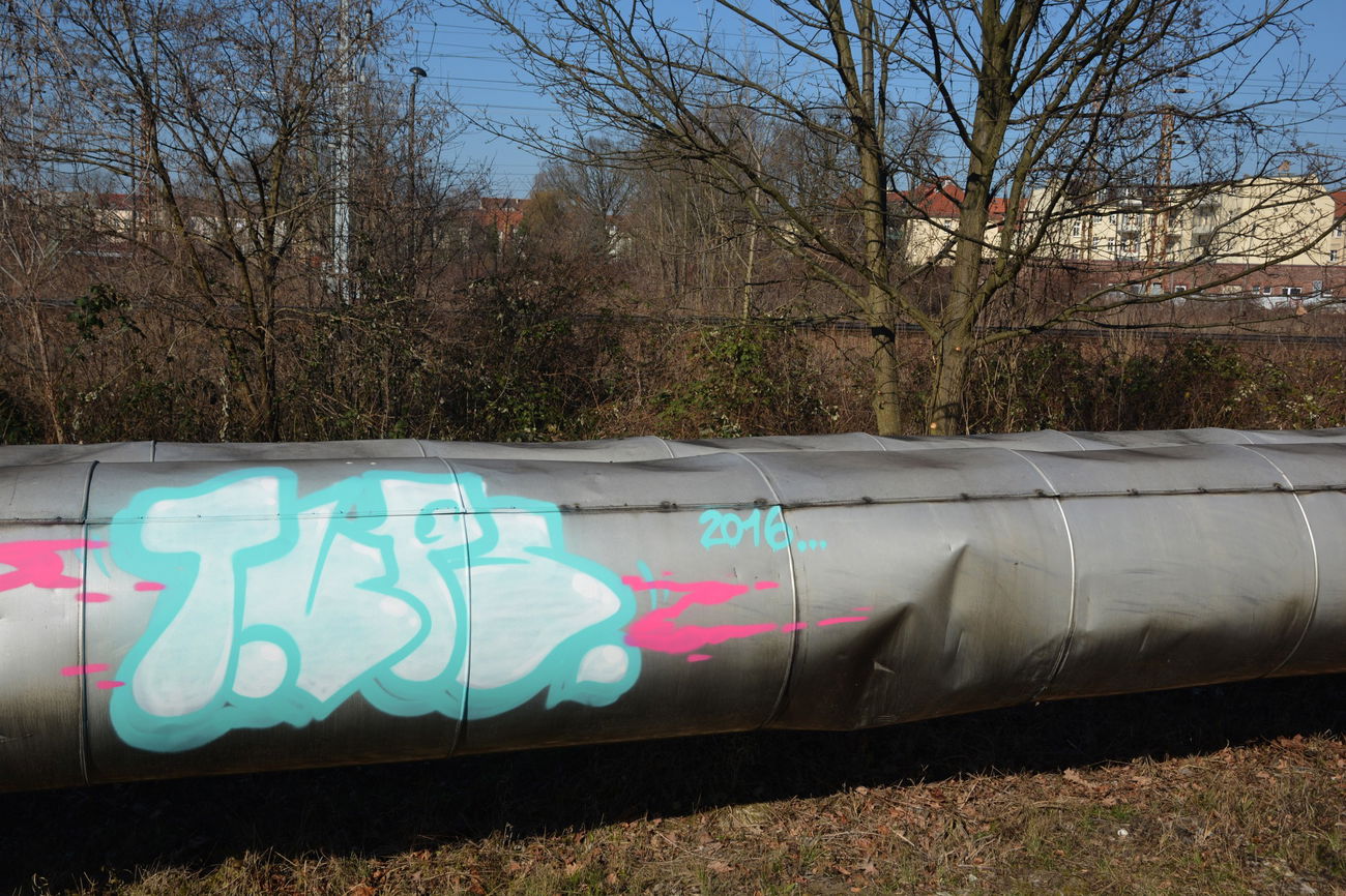 Graffiti Bombing in Frankfurt (Oder) - Photo by NOIIO3 - tups, tup, throwie (2016)