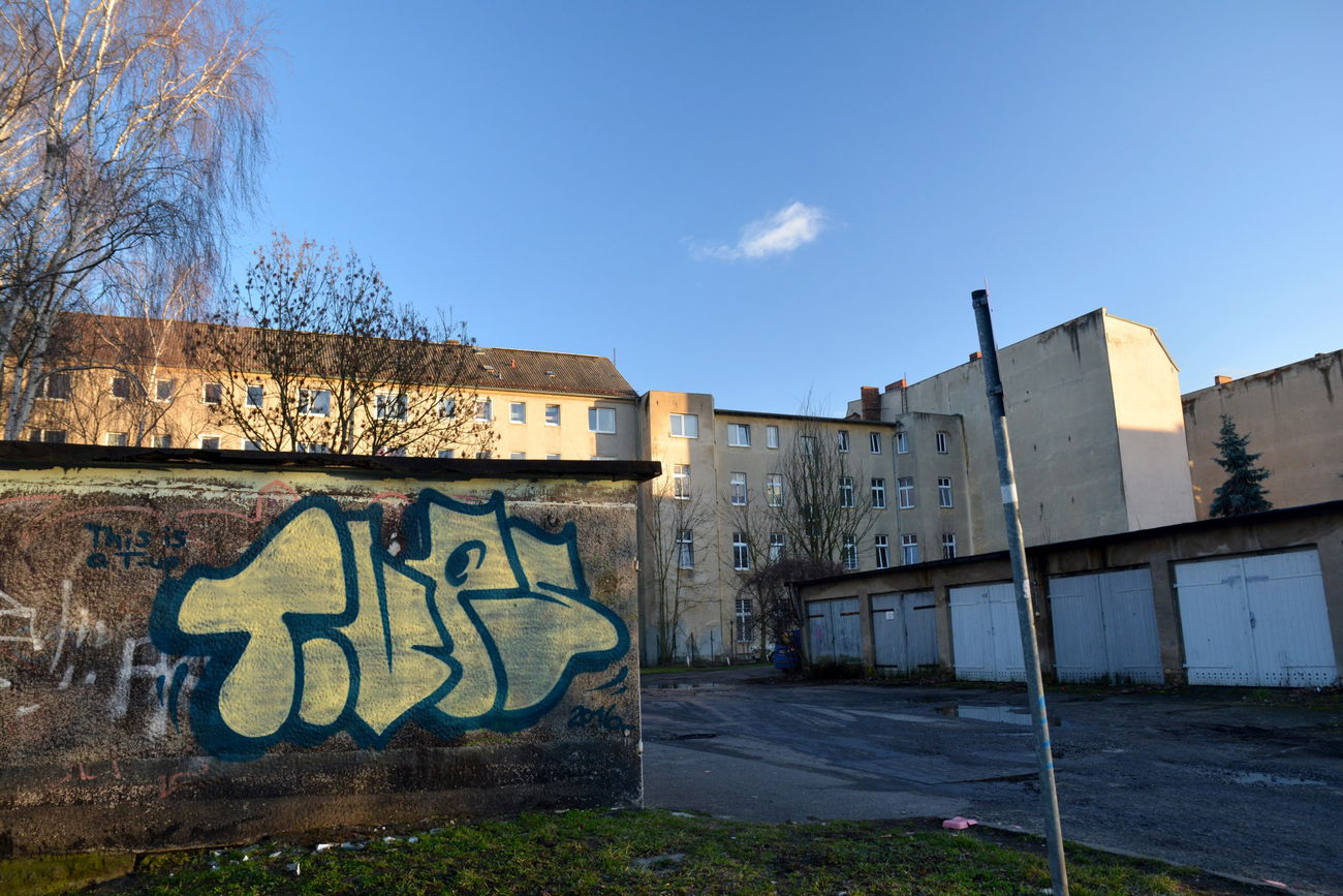 Graffiti Bombing - Photo by NOIIO3 - tups (2016)