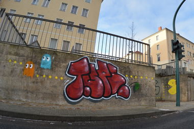 Graffiti Bombing - Photo by NOIIO3 - tups, tup, throwup (2016)