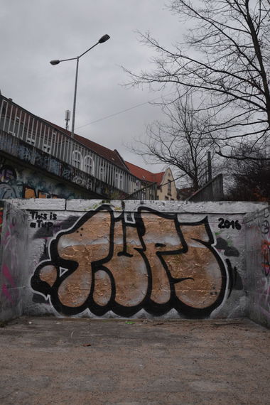 Graffiti Bombing - Photo by NOIIO3 - tups, tup (2016)