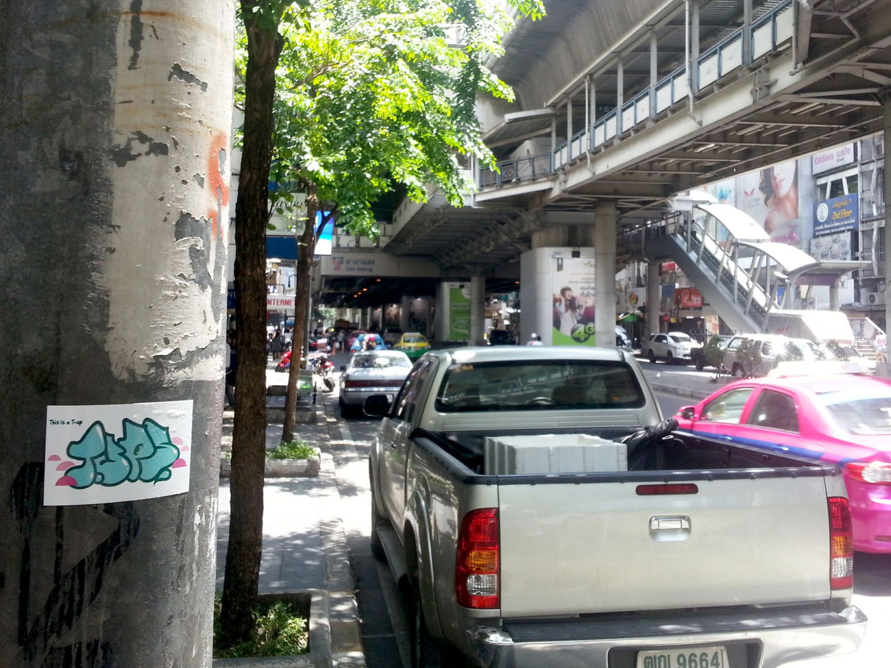 Graffiti Street Art in Bangkok - Photo by NOIIO3 - thisisatup, throwup, tups (2016)