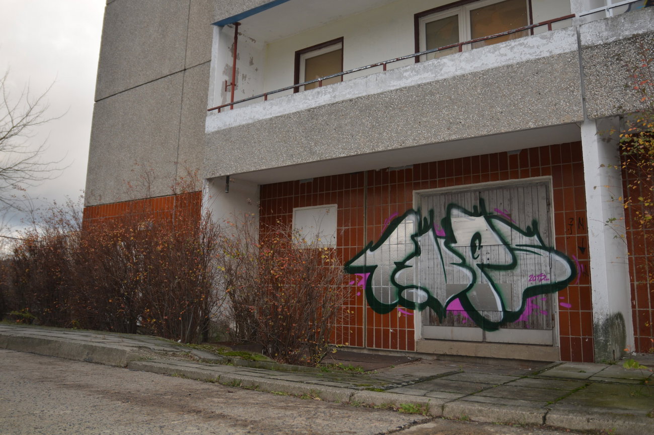 Graffiti Wall - Photo by NOIIO3 - t-ups