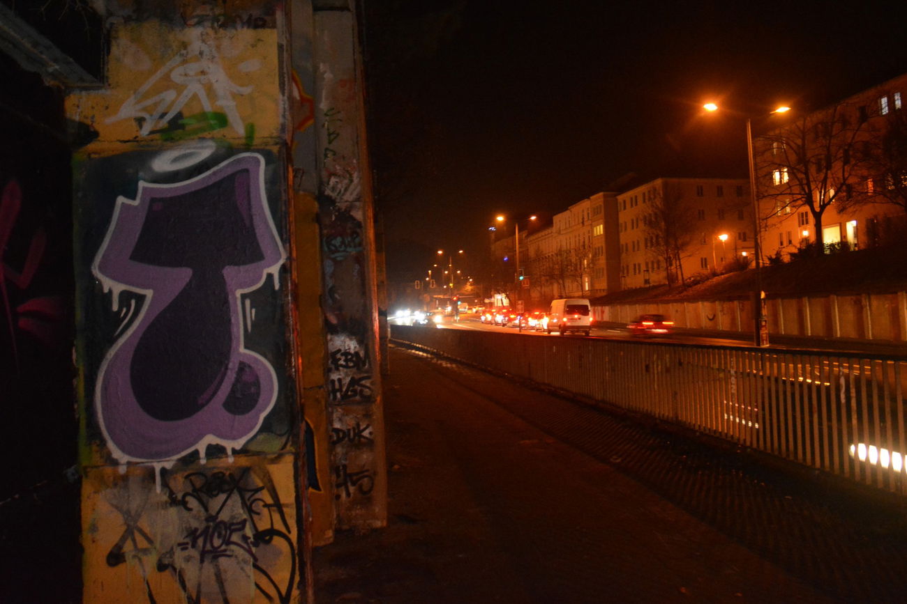 Graffiti Bombing - Photo by NOIIO3 - tups, tup, throwup (2016)