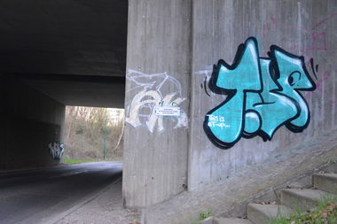 Graffiti Bombing in Frankfurt (Oder) - Photo by NOIIO3 - tups, tup, throwie (2016)