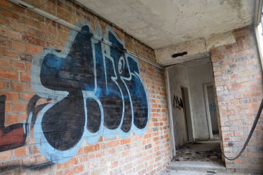 Graffiti Bombing - Photo by NOIIO3 - tups, tup