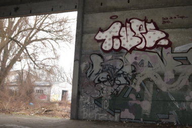 Graffiti Wall in Frankfurt (Oder) - Photo by NOIIO3 - tups, tup, thijisatup (2016)