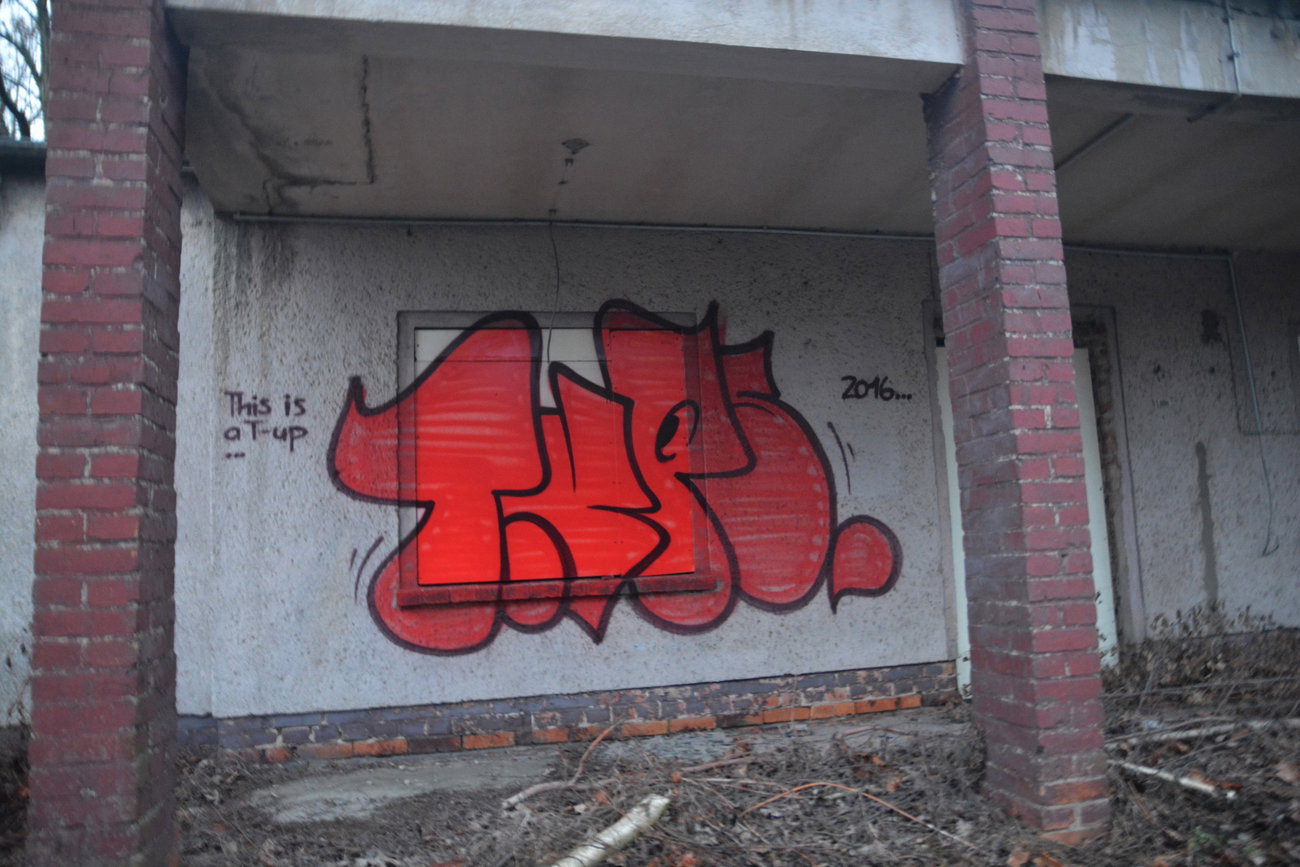 Graffiti Wall - Photo by NOIIO3 - tup, tups, throwup (2016)