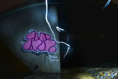 Graffiti Bombing - Photo by NOIIO3 - tups, throwup, thisisatrowup (2016)