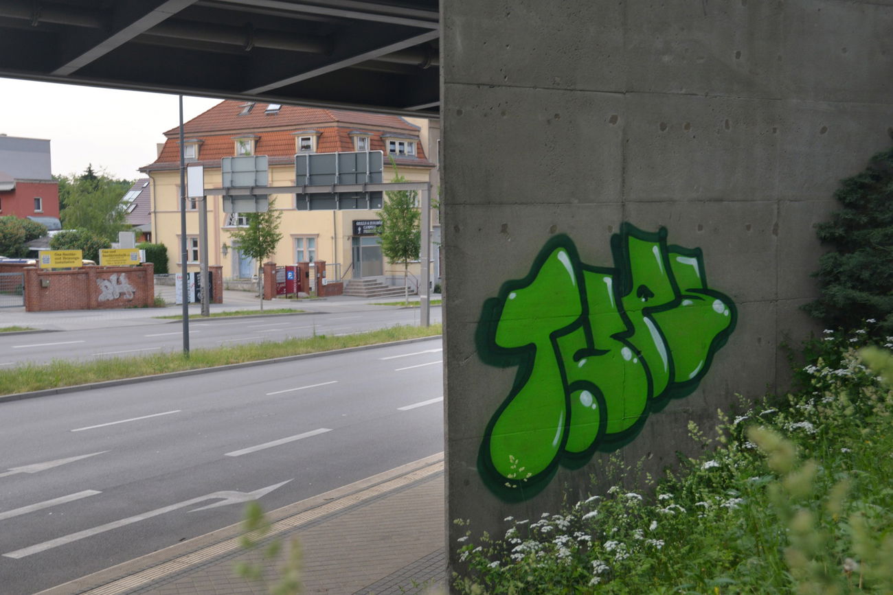 Graffiti Bombing in Frankfurt (Oder) - Photo by NOIIO3 - tups, tup (2016)