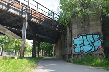 Graffiti Bombing - Photo by NOIIO3 - tups, tup (2016)