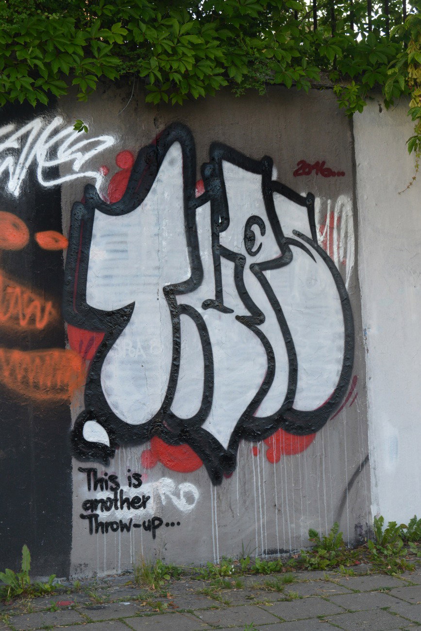 Graffiti Wall - Photo by NOIIO3 - tup, tups, throwup (2016)
