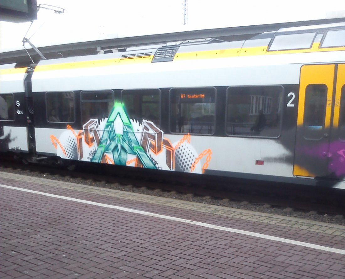 Graffiti Train - Photo by Nahrungsmittel - RE3 (2013)