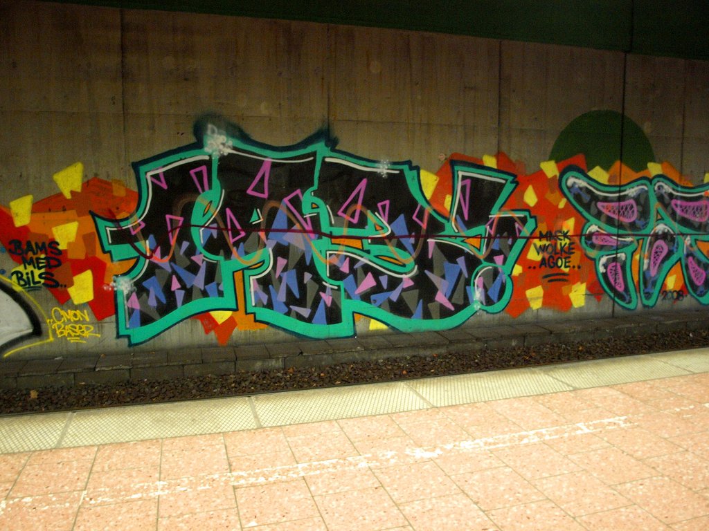 Graffiti Bombing - Photo by Nahrungsmittel - 143, SCREW, WOLKE (2008)