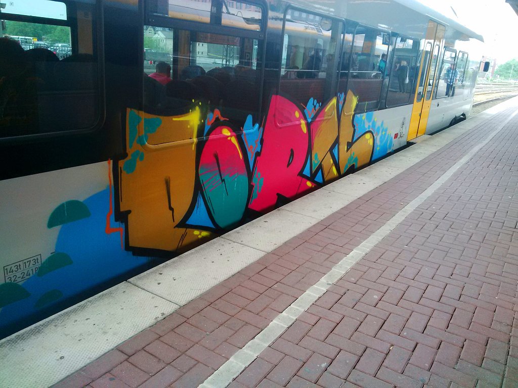 Graffiti Train - Photo by Nahrungsmittel - PORTS, HEZ, RE3 (2014)