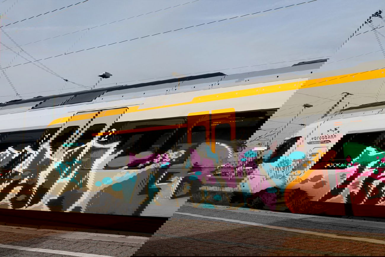 Graffiti Train - Photo by Nahrungsmittel - TRAM, BRUS, PIT (2014)