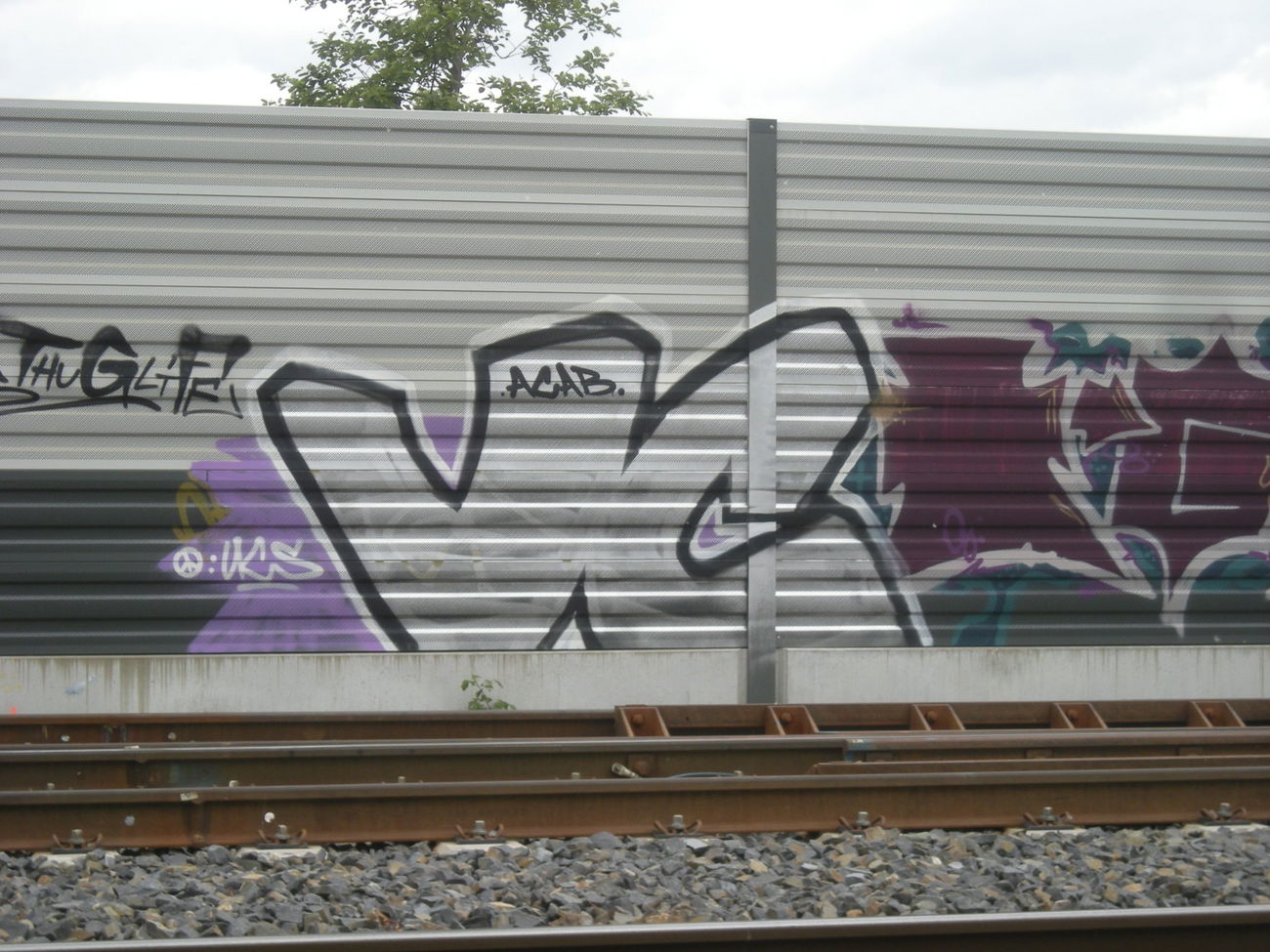 Graffiti Bombing in Osnabrück atterstraße - Photo by Nameless - VC, VIOLET, CREW (2015)