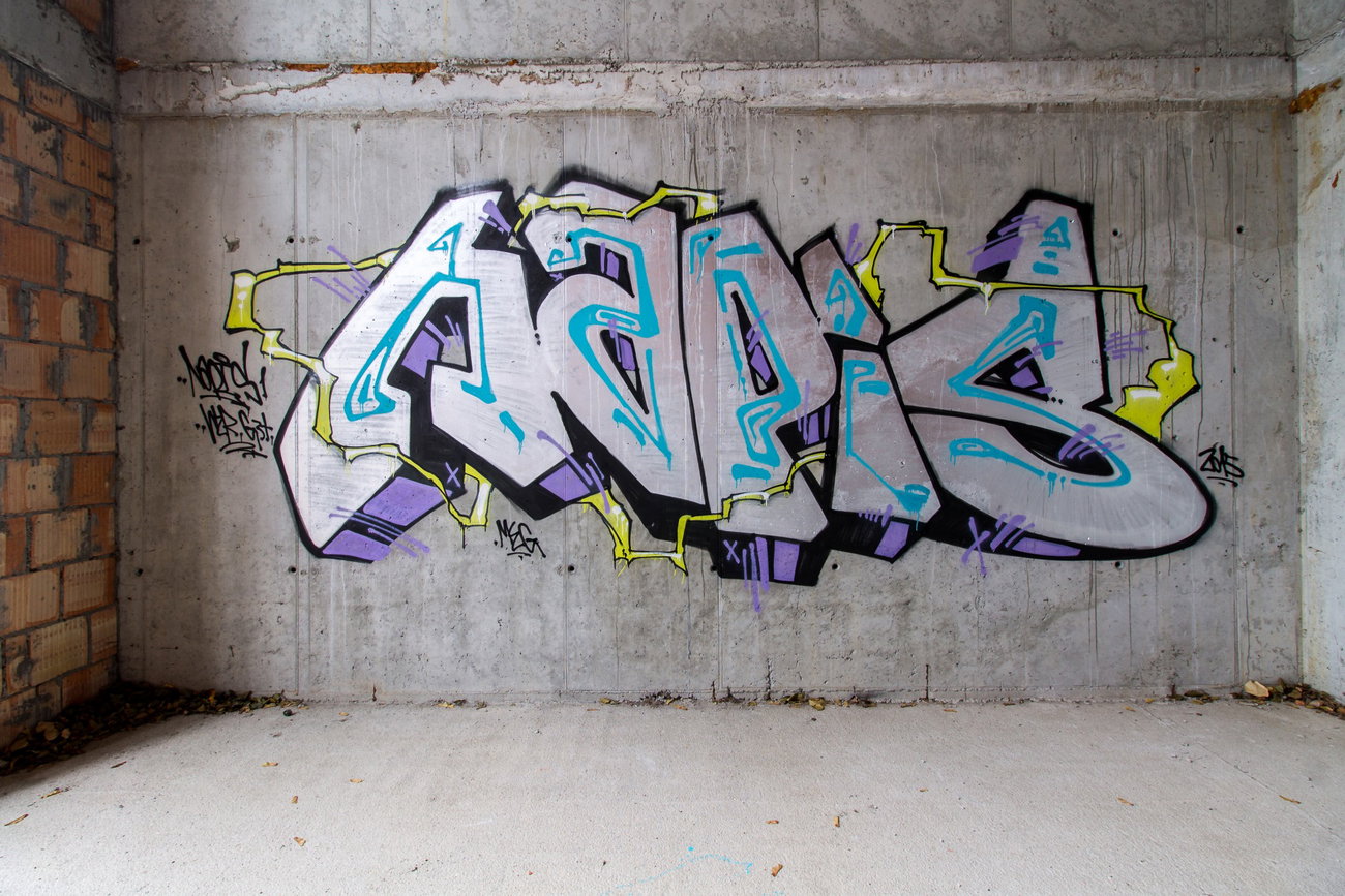 Graffiti Wall - Photo by Napx