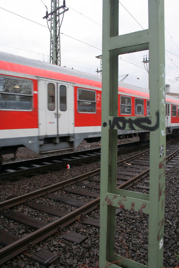 Graffiti Artwork in Frankfurt - Photo by Naviz - VOTE, TAG, ATMO