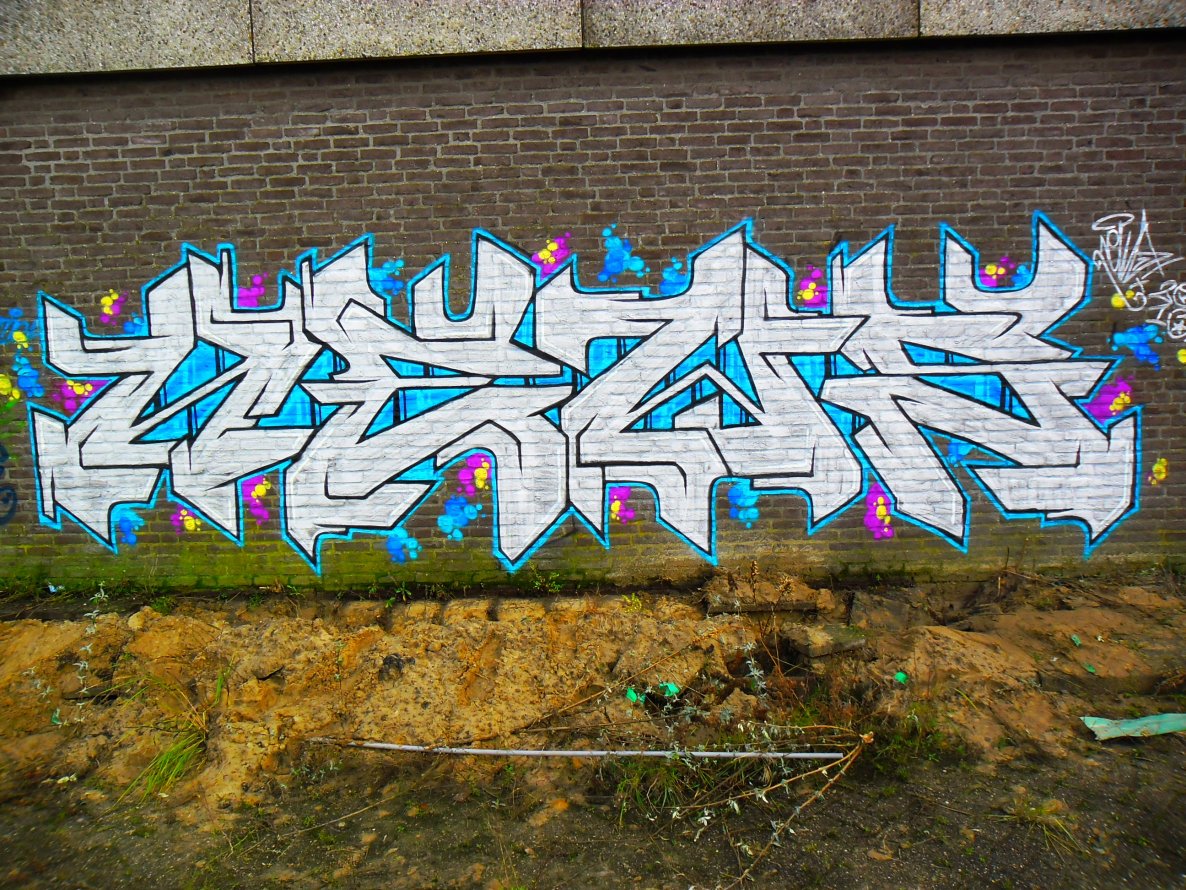 Graffiti Wall - Photo by Newsu