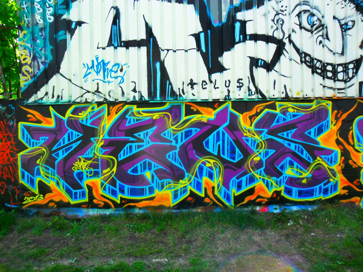 Graffiti Wall - Photo by Newsu