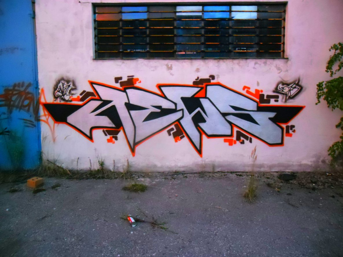 Graffiti Wall - Photo by Newsu