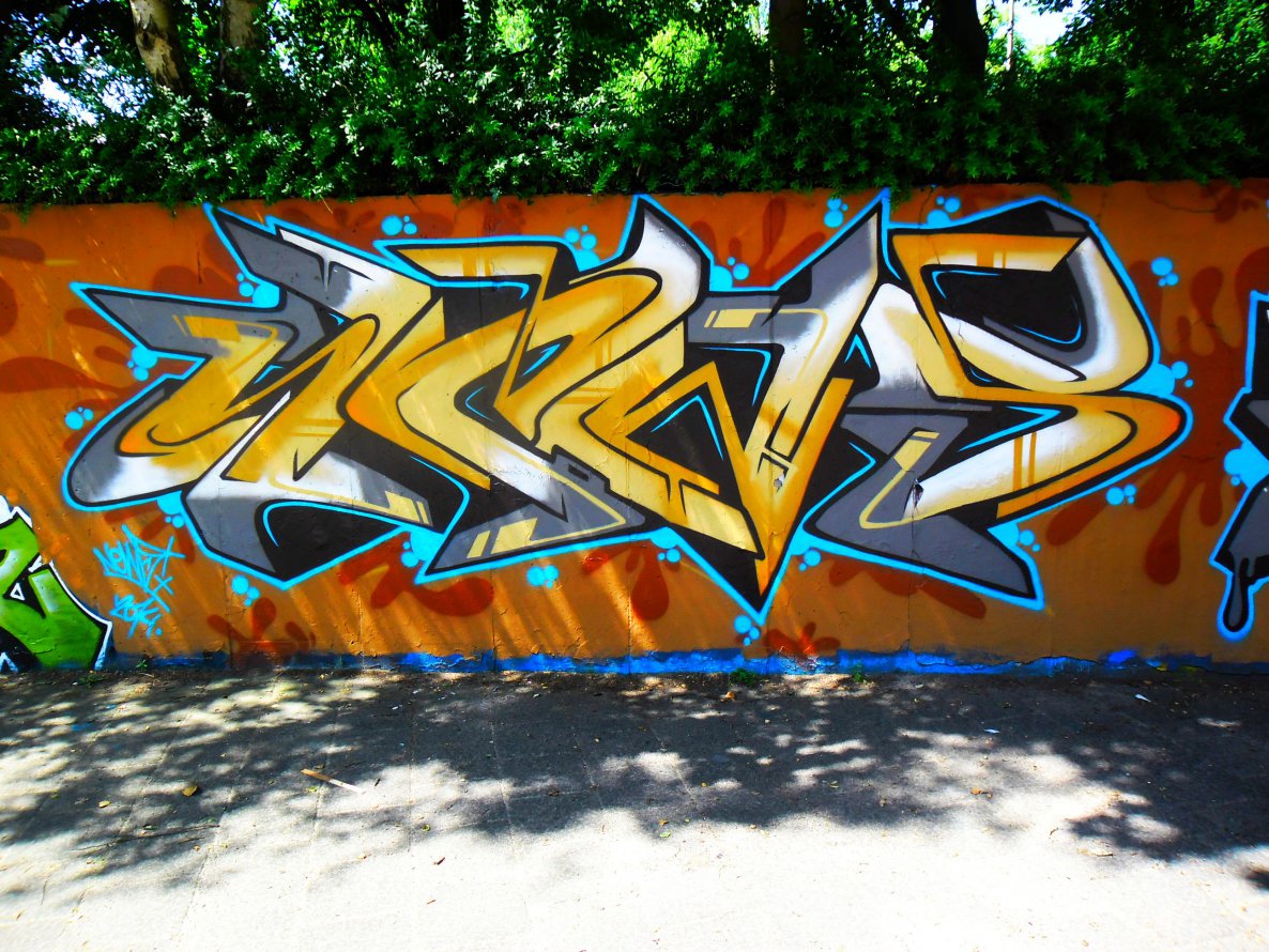 Graffiti Wall - Photo by Newsu