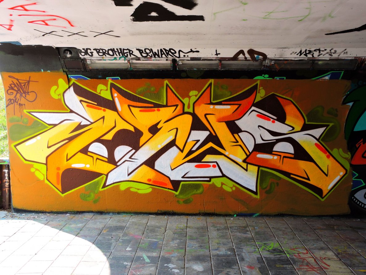 Graffiti Wall - Photo by Newsu