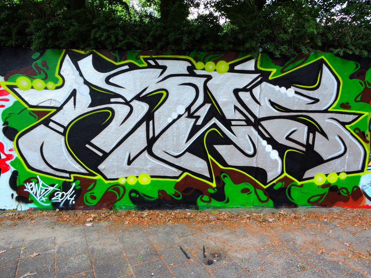 Graffiti Wall - Photo by Newsu