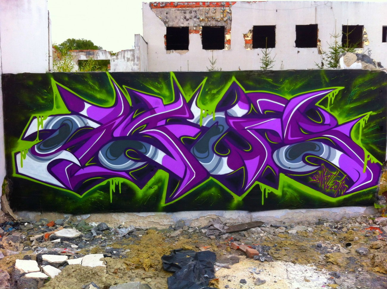 Graffiti Wall - Photo by Newsu