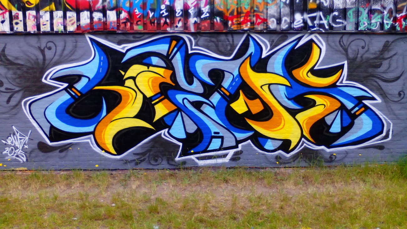 Graffiti Wall - Photo by Newsu