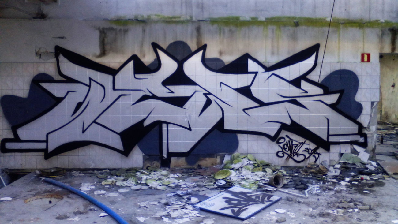 Graffiti Wall - Photo by Newsu