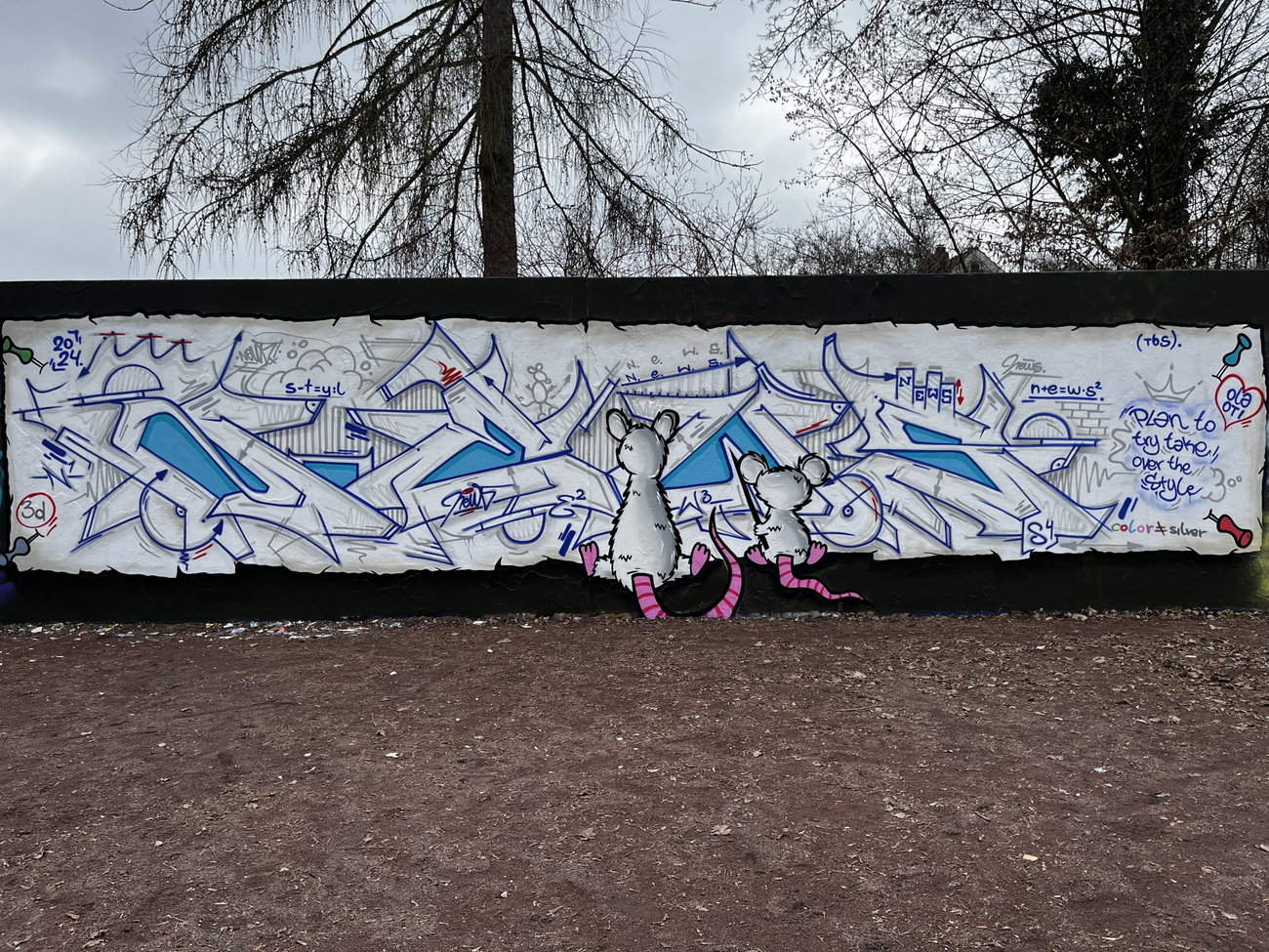 Graffiti Wall - Photo by Newsu