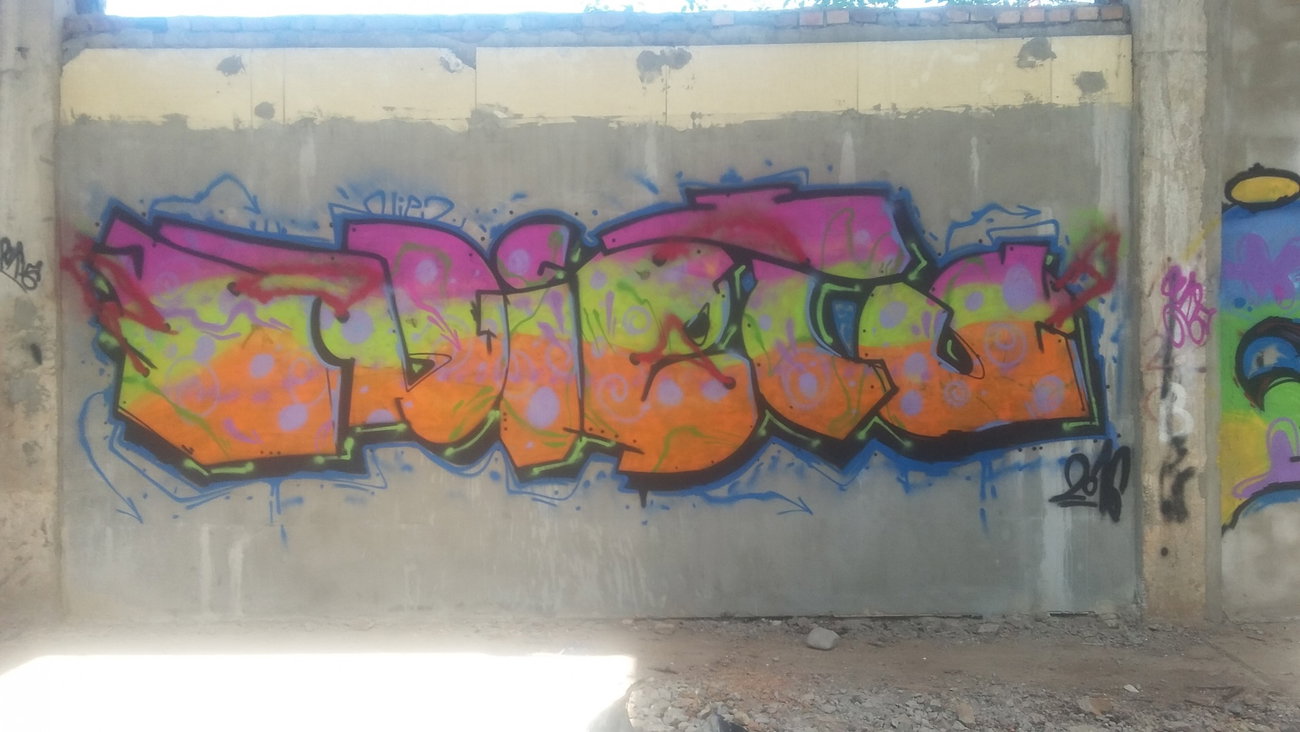 Graffiti Wall - Photo by NieTu - nietu, nie2, 2nie (2016)