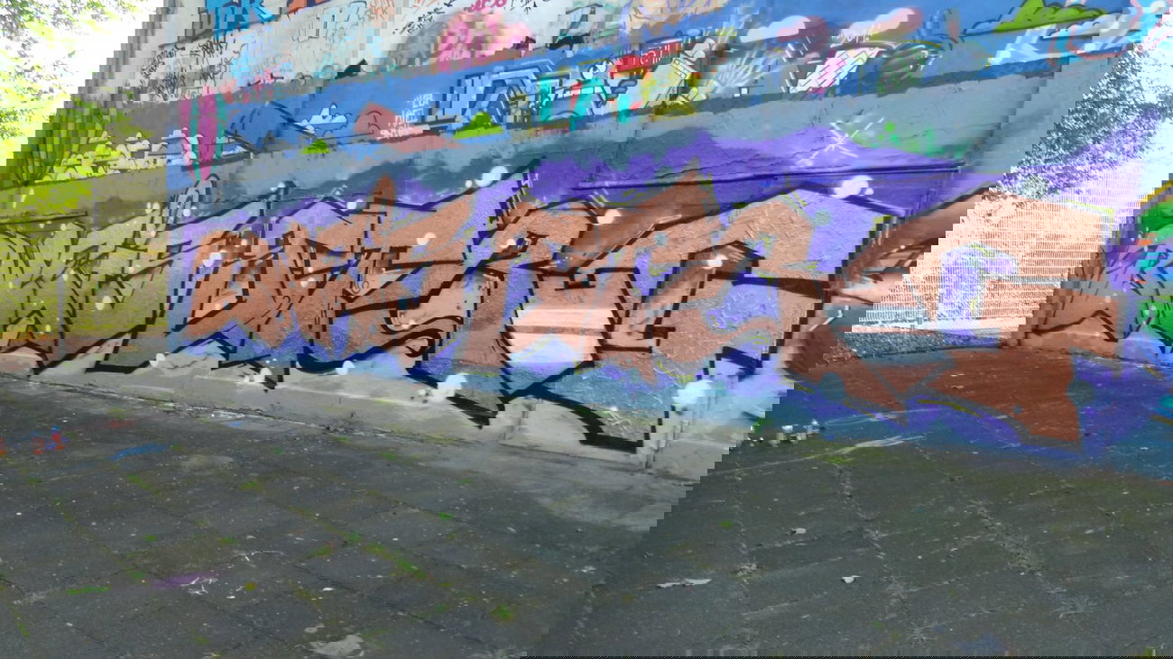 Graffiti Wall - Photo by NobodyKnows - Bweis, Btrug, Ditc (2014)