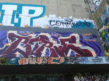 Graffiti Wall - Photo by NobodyKnows - Btrue, Btrug, Ditc (2099)