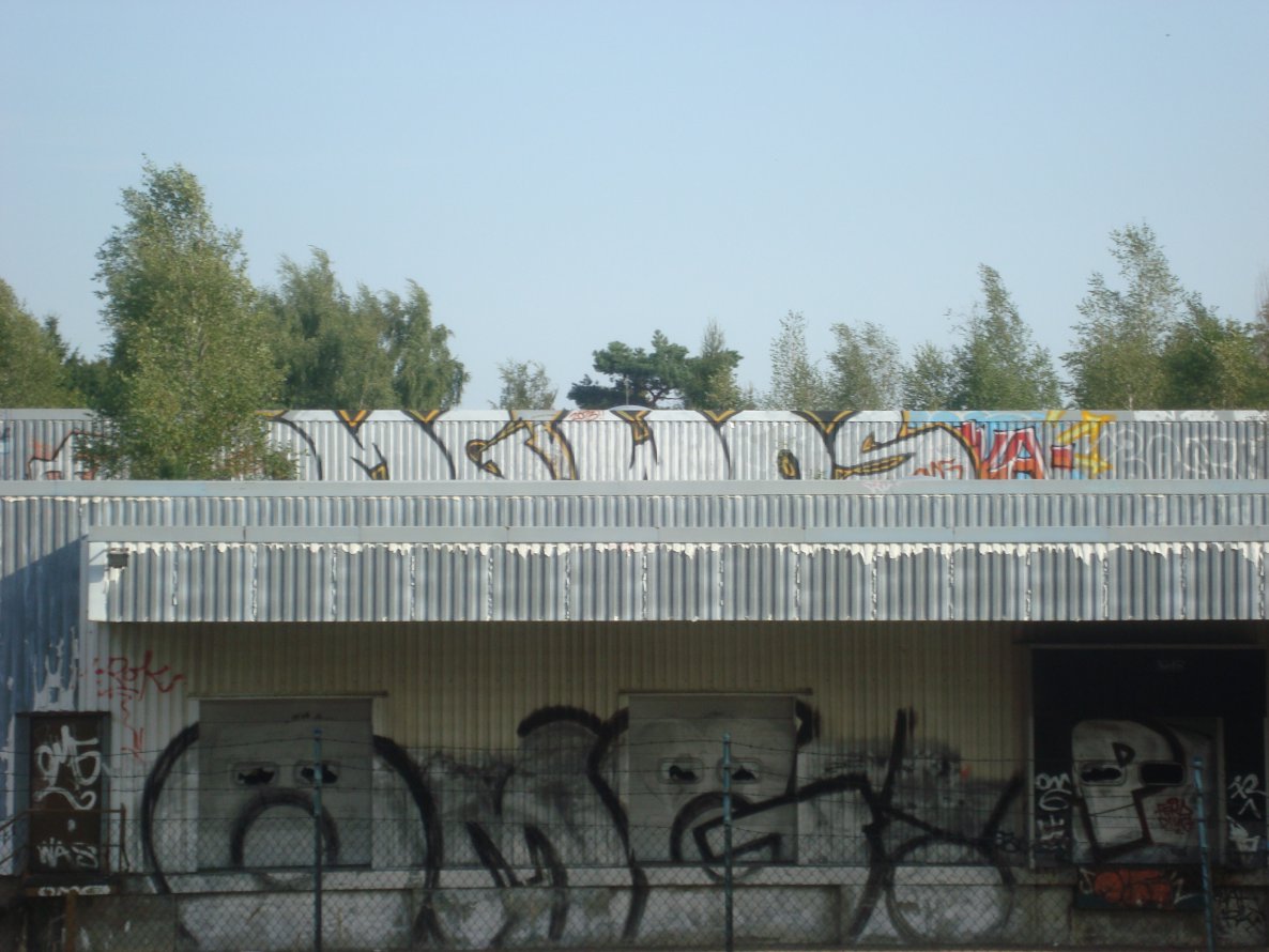 Graffiti Wall - Photo by NowzaiinZ - 2x, omg, wos (2013)