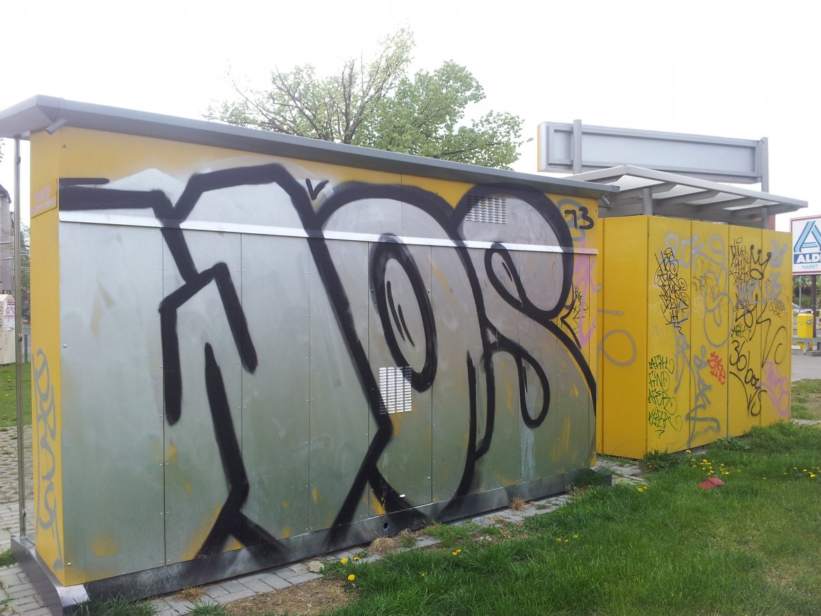 Graffiti Bombing - Photo by NowzaiinZ - wos, crew, berlin (2013)