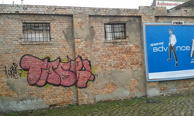 Graffiti Bombing - Photo by NoxikOKS - Tasr, Taser, H4C (2015)