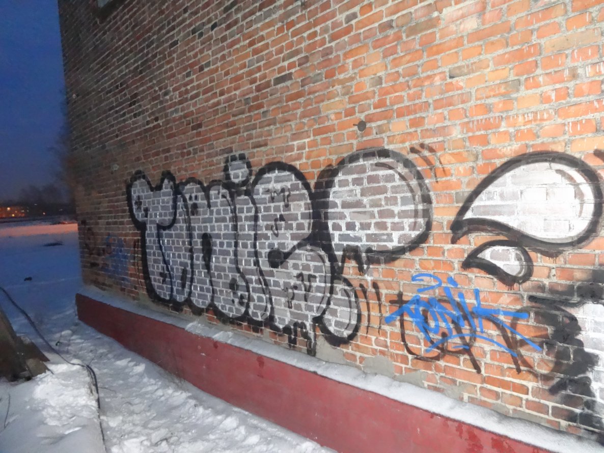 Graffiti Bombing - Photo by OLDTOY - Tonic
